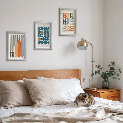 Galerie de perete cu postere având modele geometrice în stil Bauhaus