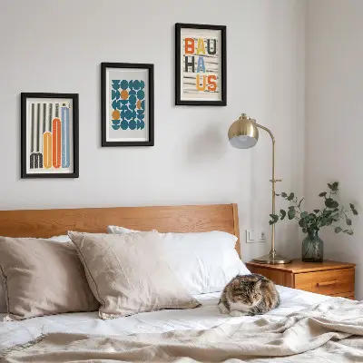 Galerie de perete cu postere având modele geometrice în stil Bauhaus