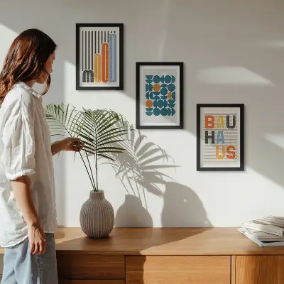 Galerie de perete cu postere având modele geometrice în stil Bauhaus