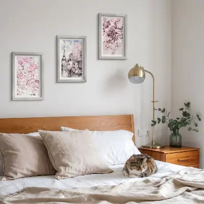 Galerie de perete cu motiv floral în nuanțe de roz și peisaj romantic