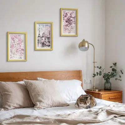 Galerie de perete cu motiv floral în nuanțe de roz și peisaj romantic