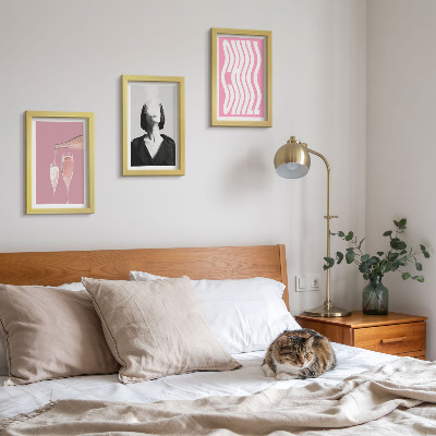 Galerie de perete Portret elegant al unei femei în șampanie relaxantă