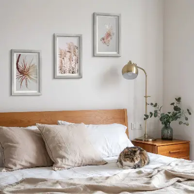 Galerie de perete cu flori set armonios cu plante pe fundal deschis