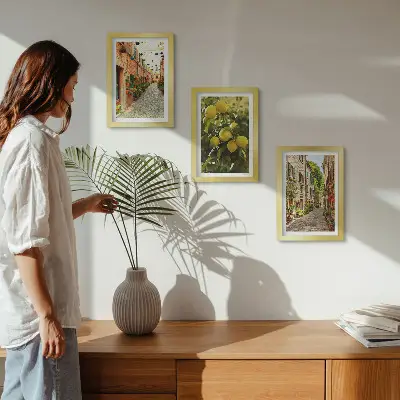 Galerie de perete cu străzi fermecătoare decorate cu flori și lămâi