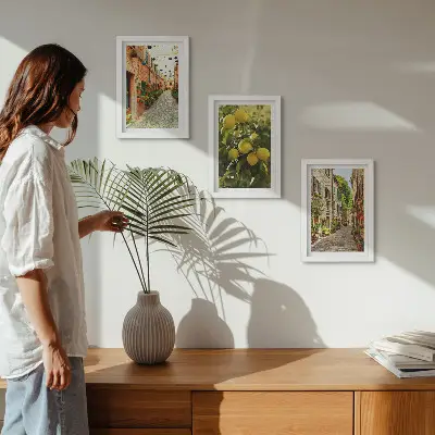 Galerie de perete cu străzi fermecătoare decorate cu flori și lămâi