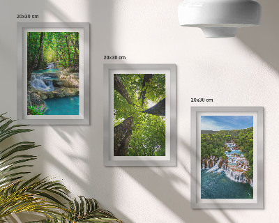 Galerie de perete Cascade într-o pădure verde cu apă cristalină