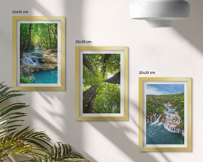 Galerie de perete Cascade într-o pădure verde cu apă cristalină