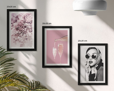 Galerie de perete Flori în nuanțe de roz și o femeie elegantă