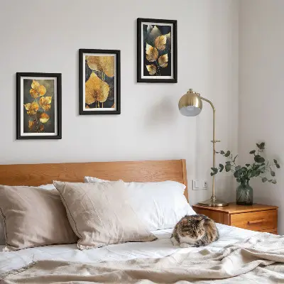 Set 3 tablouri cu frunze în nuanțe de galben pe un fundal închis