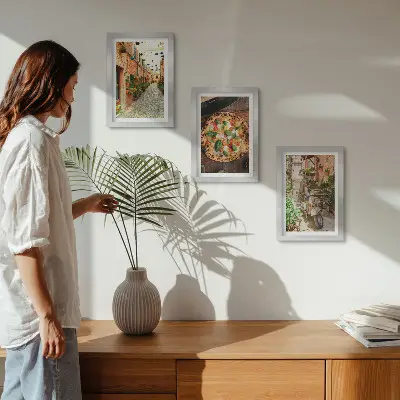 Galerie de perete cu străzi fermecătoare, plante și pizza italiană