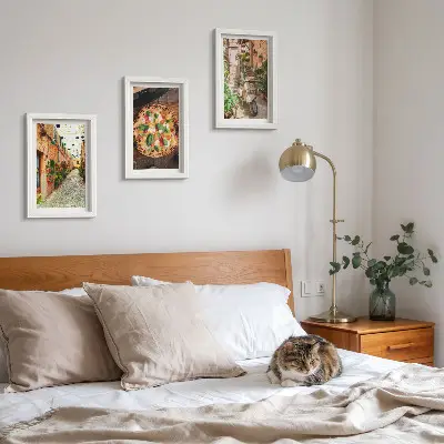 Galerie de perete cu străzi fermecătoare, plante și pizza italiană