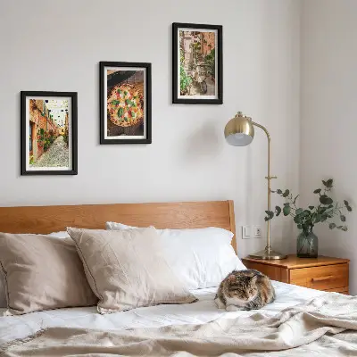Galerie de perete cu străzi fermecătoare, plante și pizza italiană