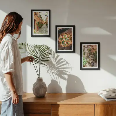 Galerie de perete cu străzi fermecătoare, plante și pizza italiană