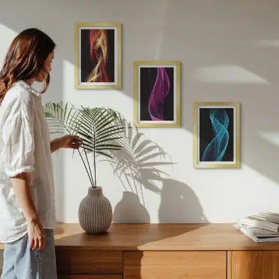 Set 3 tablouri cu valuri de linii neon colorate pe un fundal întunecat