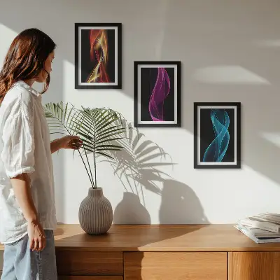Set 3 tablouri cu valuri de linii neon colorate pe un fundal întunecat