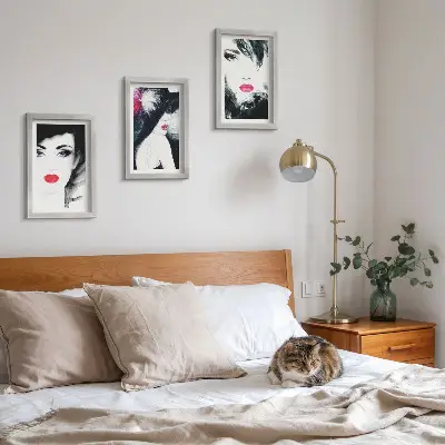 Galerie de perete cu portrete pictate de femei având buze expresive