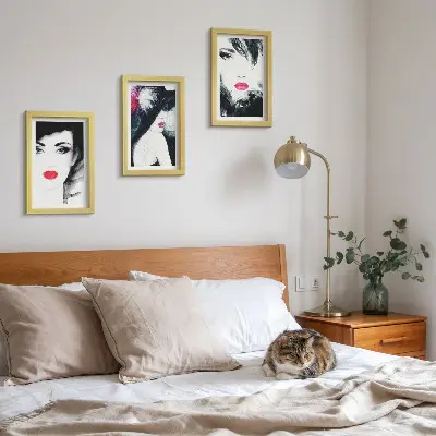 Galerie de perete cu portrete pictate de femei având buze expresive