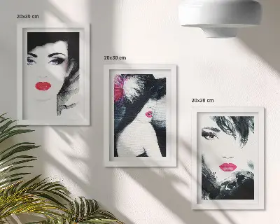 Galerie de perete cu portrete pictate de femei având buze expresive