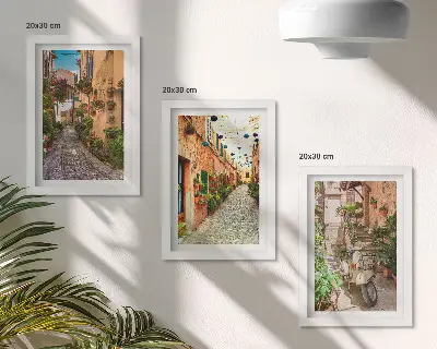 Set 3 tablouri cu străzi fermecătoare și flori într-o atmosferă italiană