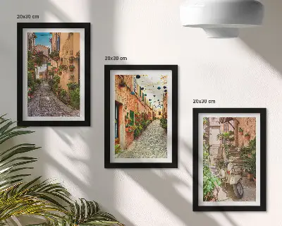Set 3 tablouri cu străzi fermecătoare și flori într-o atmosferă italiană