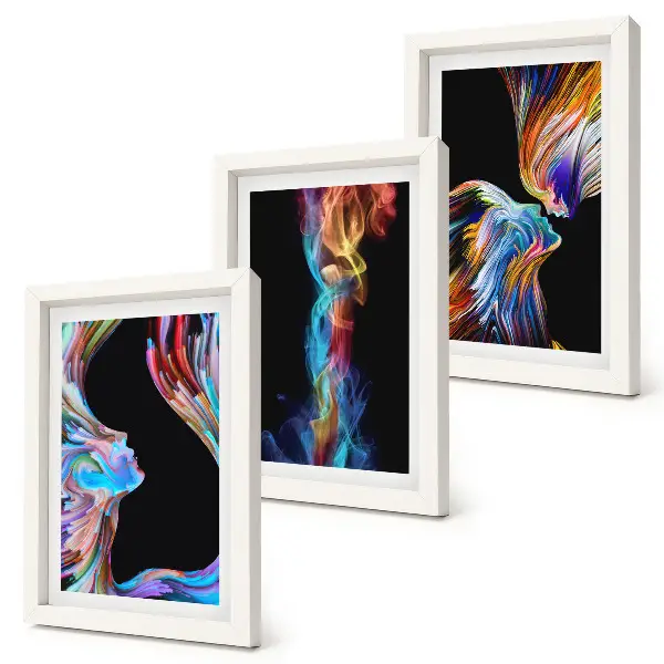 Galerie de perete cu abstracțiuni colorate reprezentând fețe și forme dinamice