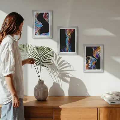 Galerie de perete cu abstracțiuni colorate reprezentând fețe și forme dinamice