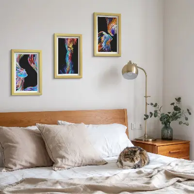 Galerie de perete cu abstracțiuni colorate reprezentând fețe și forme dinamice