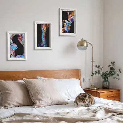 Galerie de perete cu abstracțiuni colorate reprezentând fețe și forme dinamice