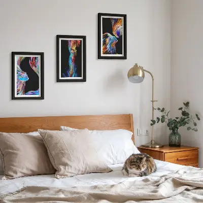 Galerie de perete cu abstracțiuni colorate reprezentând fețe și forme dinamice
