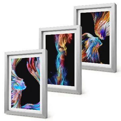 Galerie de perete cu abstracțiuni colorate reprezentând fețe și forme dinamice
