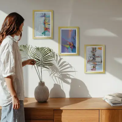 Galerie de perete cu compoziții abstracte în stil pictural
