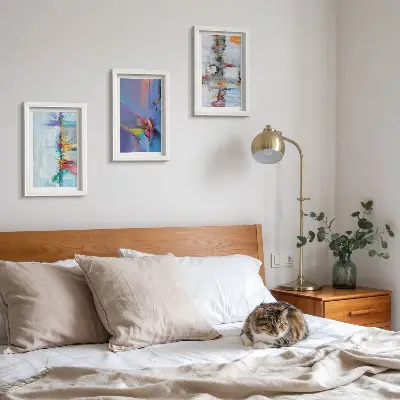 Galerie de perete cu compoziții abstracte în stil pictural