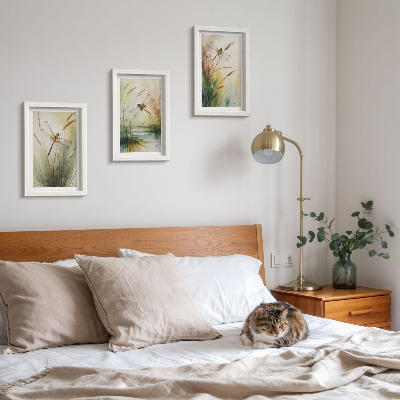Set 3 tablouri Libelule printre iarba de lângă apă într-un stil pictural