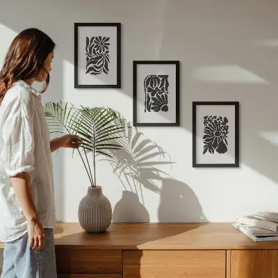 Galerie de perete cu modele abstracte de plante în nuanțe de negru