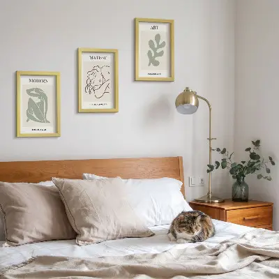 Set 3 tablouri cu design minimalist reprezentând personaje și plante elegante