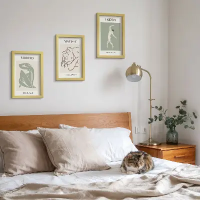 Galerie de perete cu personaje elegante în forme și culori minimaliste