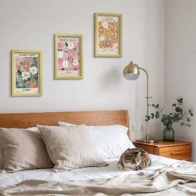 Galerie de perete cu postere reprezentând modele florale din Londra, Tokyo și Amsterdam