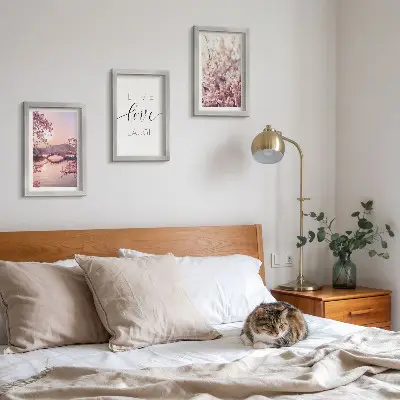 Set de 3 tablouri cu motive florale, un pod și o inscripție