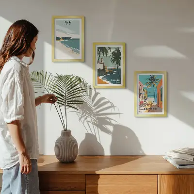 Galerie de perete cu peisaje tropicale reprezentând plaje și palmieri