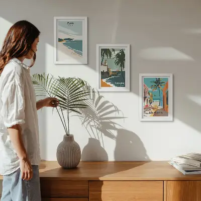 Galerie de perete cu peisaje tropicale reprezentând plaje și palmieri