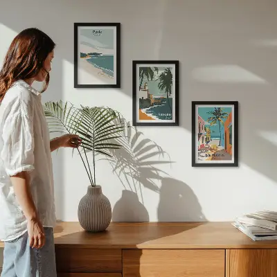 Galerie de perete cu peisaje tropicale reprezentând plaje și palmieri