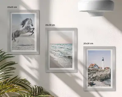 Galerie de perete cu cai în mișcare pe plajă și valuri lângă far