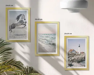 Galerie de perete cu cai în mișcare pe plajă și valuri lângă far
