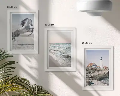 Galerie de perete cu cai în mișcare pe plajă și valuri lângă far