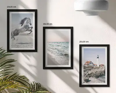 Galerie de perete cu cai în mișcare pe plajă și valuri lângă far
