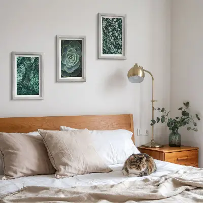 Galerie de perete cu frunze verzi de plante suculente și crenguțe delicate
