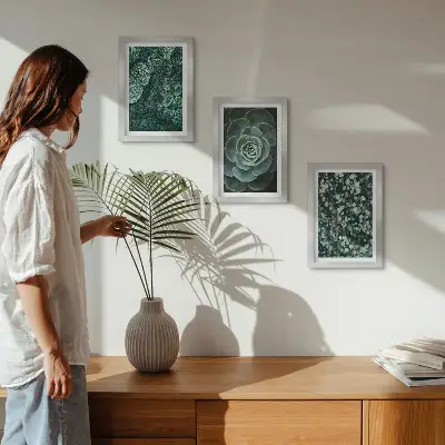 Galerie de perete cu frunze verzi de plante suculente și crenguțe delicate