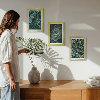 Galerie de perete cu frunze verzi de plante suculente și crenguțe delicate