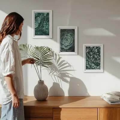 Galerie de perete cu frunze verzi de plante suculente și crenguțe delicate
