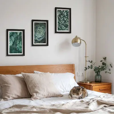 Galerie de perete cu frunze verzi de plante suculente și crenguțe delicate